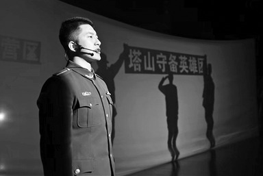《洪峰下的脊梁》节目中，学员用幕布剧形式致敬抗洪英雄李向群。