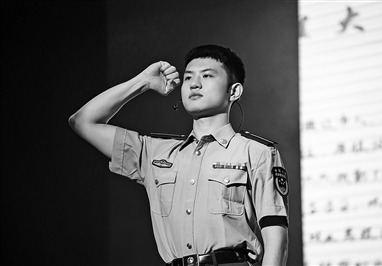 节目中，一名学员庄严宣誓。李金秋摄