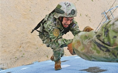 海军某训练基地组织“合力冲击”比武。刘秋红摄