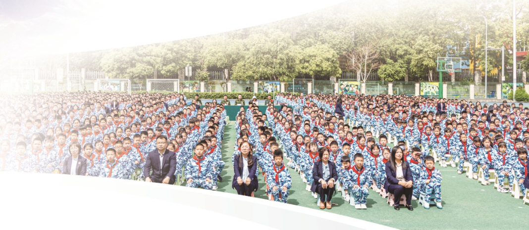 重庆华渝实验学校师生正在聆听标兵作报告。