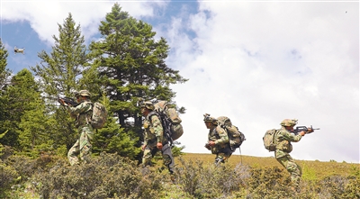  陆军某旅官兵携战备装具参加野外训练。苏清鹏摄