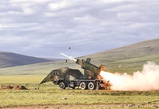 空军某部某地导营开展实弹射击训练。范文浩摄