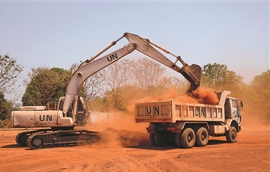 中国维和工兵展开施工作业。张晓昆摄