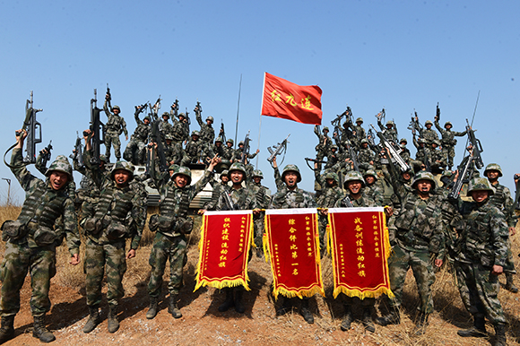 “平型关大战突击连”夺得三面流动红旗，难掩心中喜悦。詹丽红摄