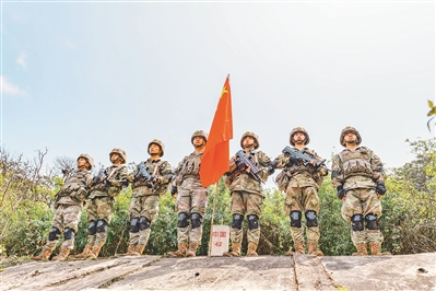 南部战区陆军某边防连官兵抵达42号界碑。许  琪摄