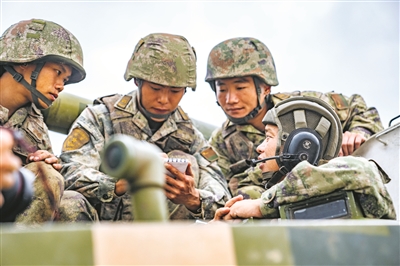 训练结束，官兵进行复盘总结。