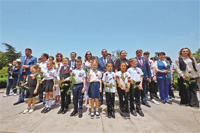 参加中俄白青少年文化交流活动的人们，来到南京抗日航空烈士纪念馆悼念英烈。南京抗日航空烈士纪念馆提供