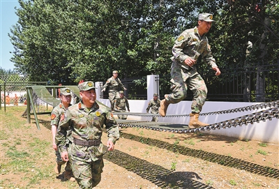 山东省龙口市“任常伦民兵应急连”组织训练。王军华摄
