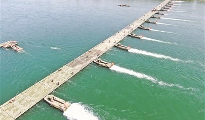 第83集团军某旅在陌生地域展开渡河保障演练。杨小伟摄