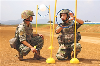 该旅官兵探讨无人化装备应用新战法。杨小伟摄