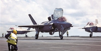 英国海军F-35B战斗机从“威尔士亲王”号航母上起飞。