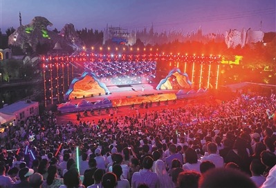 长影世纪城广场播放征兵宣传片。卢金龙摄