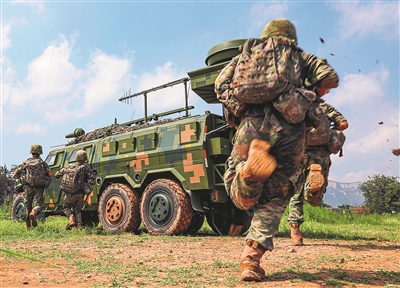 前不久，该连组织战备拉动。图为官兵奔赴战位。陈天锦 摄