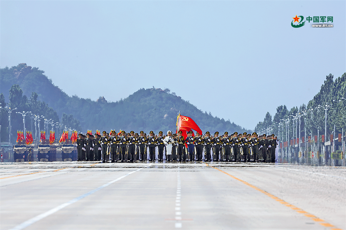 受阅方队雄姿英发，以昂扬的精神状态准备接受党和人民的检阅。 琚振华 摄