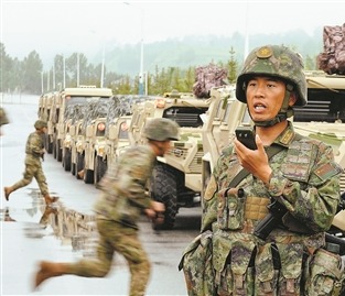 张灿灿指挥官兵快速登车。张永进 摄