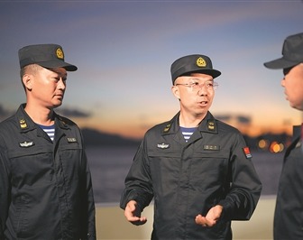 马少利（左二）与战友交流。林庆港 摄