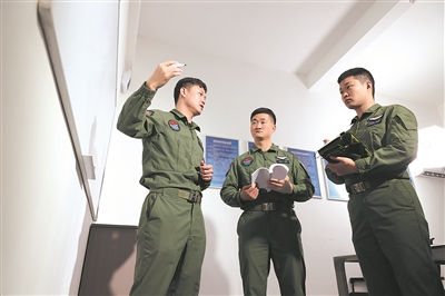 飞行员讨论交流。 张为栅摄