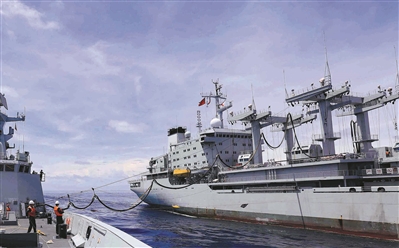 近日，海军某支队开展海上多科目训练。图为补给训练。刘袁权摄