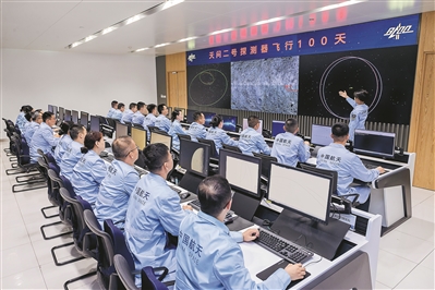 北京航天飞行控制中心轨道团队工作场景。夏天阳摄