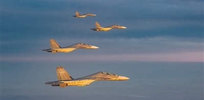 编队飞赴目标空域。