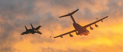 战机准备进行空中加油。