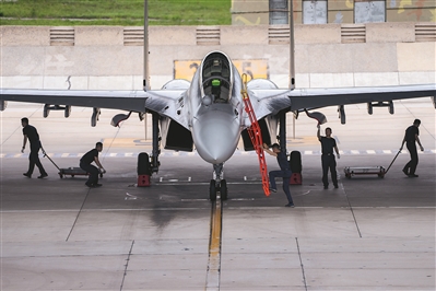 机务人员检查维护战机。