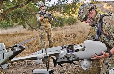 美陆军人员操作P550自主战术无人机系统。