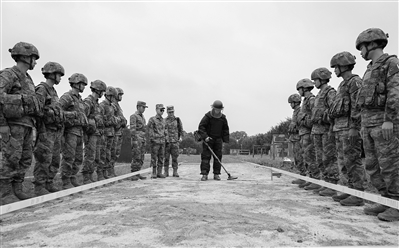“排雷英雄战士”杜富国(左八)与正进行训练的陆军某扫雷排爆大队官兵在一起。骆华英摄