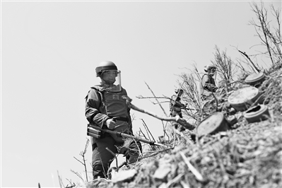 陆军某扫雷排爆大队官兵正在雷场搜排地雷和爆炸物。黄 巧摄