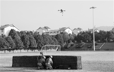 陆军某扫雷排爆大队组织训练,战士操作无人机远程放置起爆装置。赵文环摄