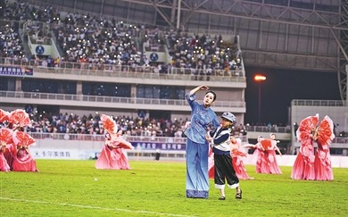 9月7日晚，江西省吉安市全民健身体育中心，吉安队主场对阵抚州队。图为赛前演出时，演员们对《闪闪的红星》进行情景式演绎。黄远坤 摄