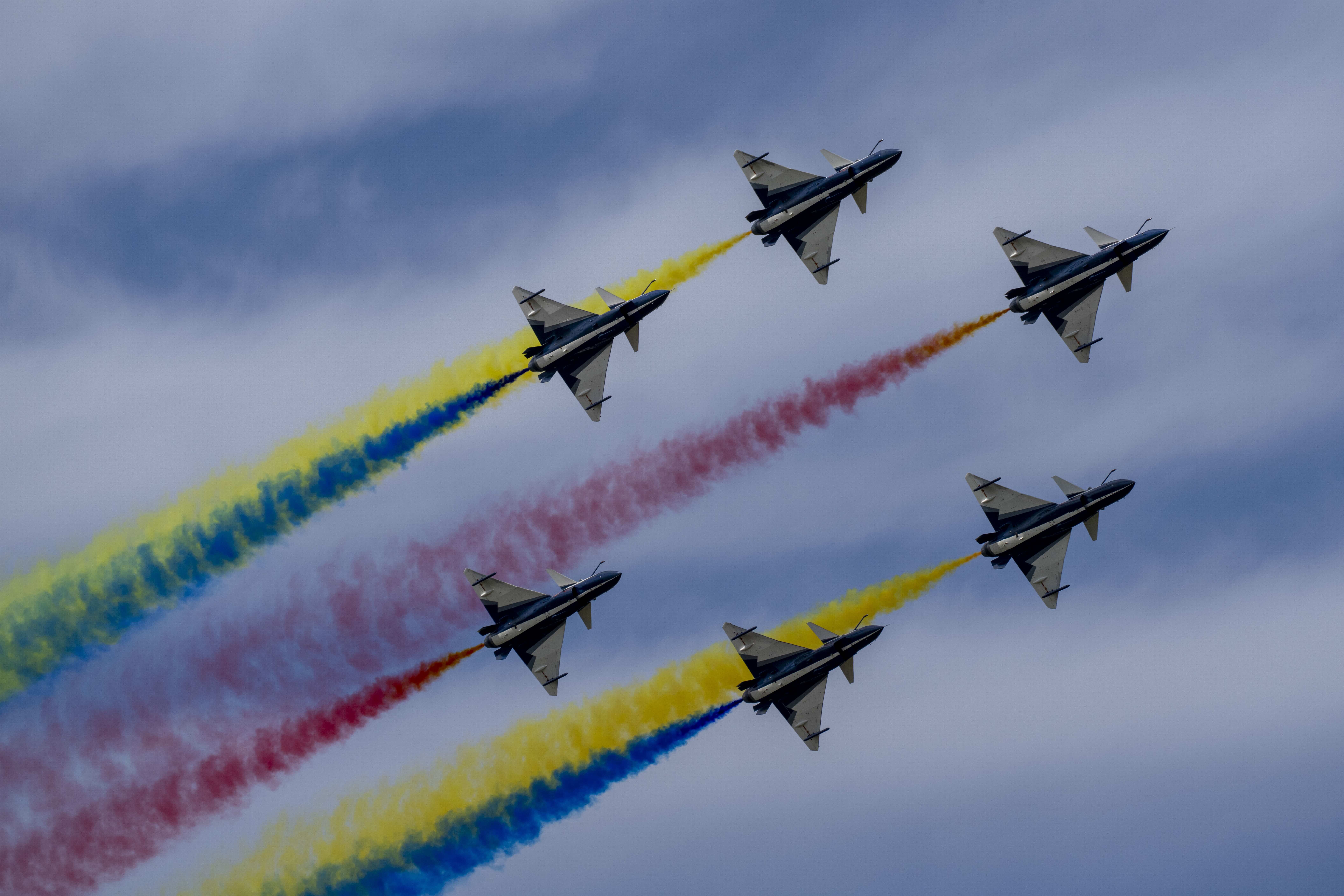 9月19日，在2025“空军航空开放活动·长春航空展”开幕式上，空军八一飞行表演队正在进行飞行表演，人民网记者 唐宋摄。