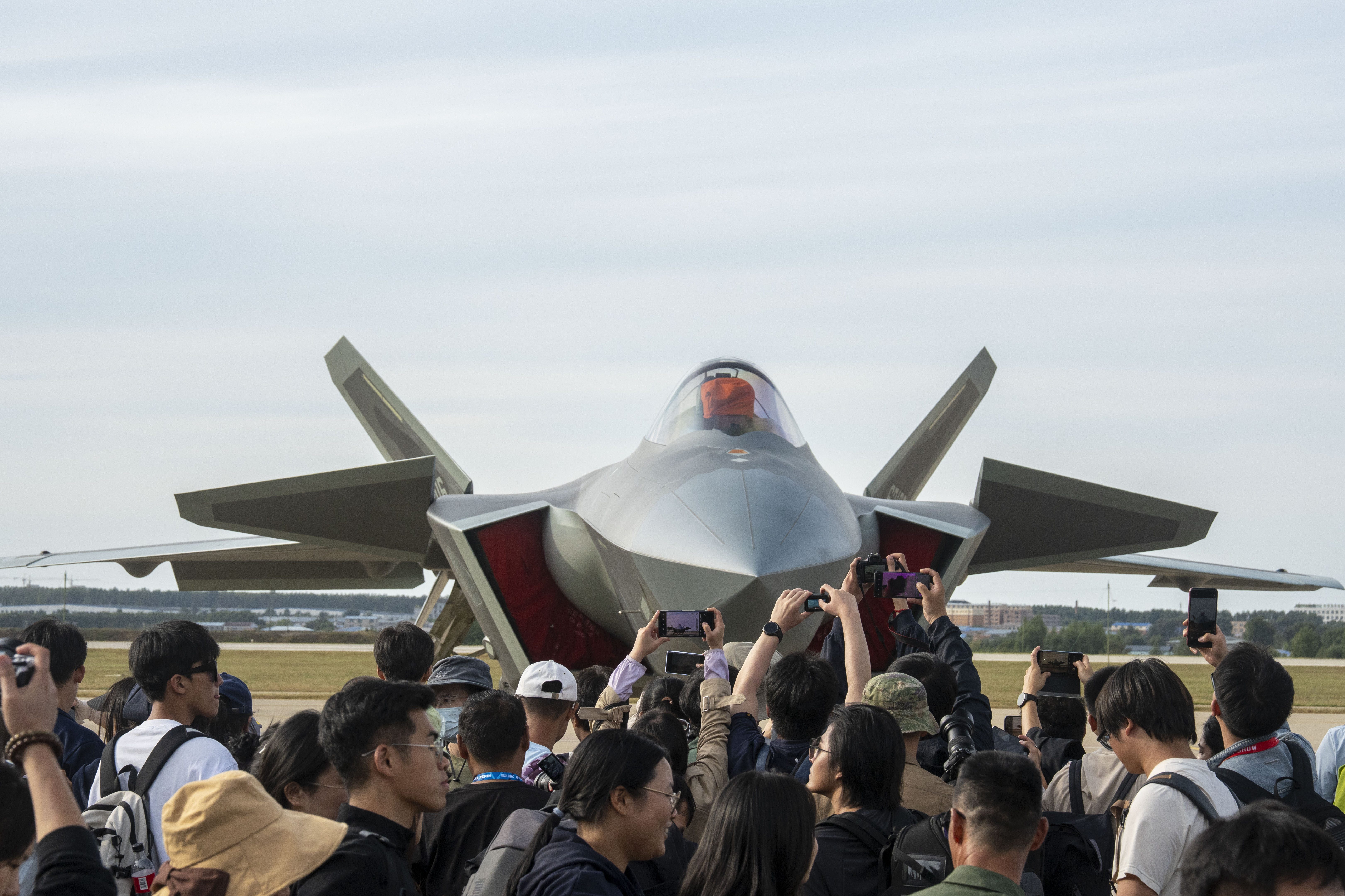 9月19日，在2025“空军航空开放活动·长春航空展”开幕式上，观众纷纷在歼20面前拍摄打卡，人民网记者 唐宋摄。