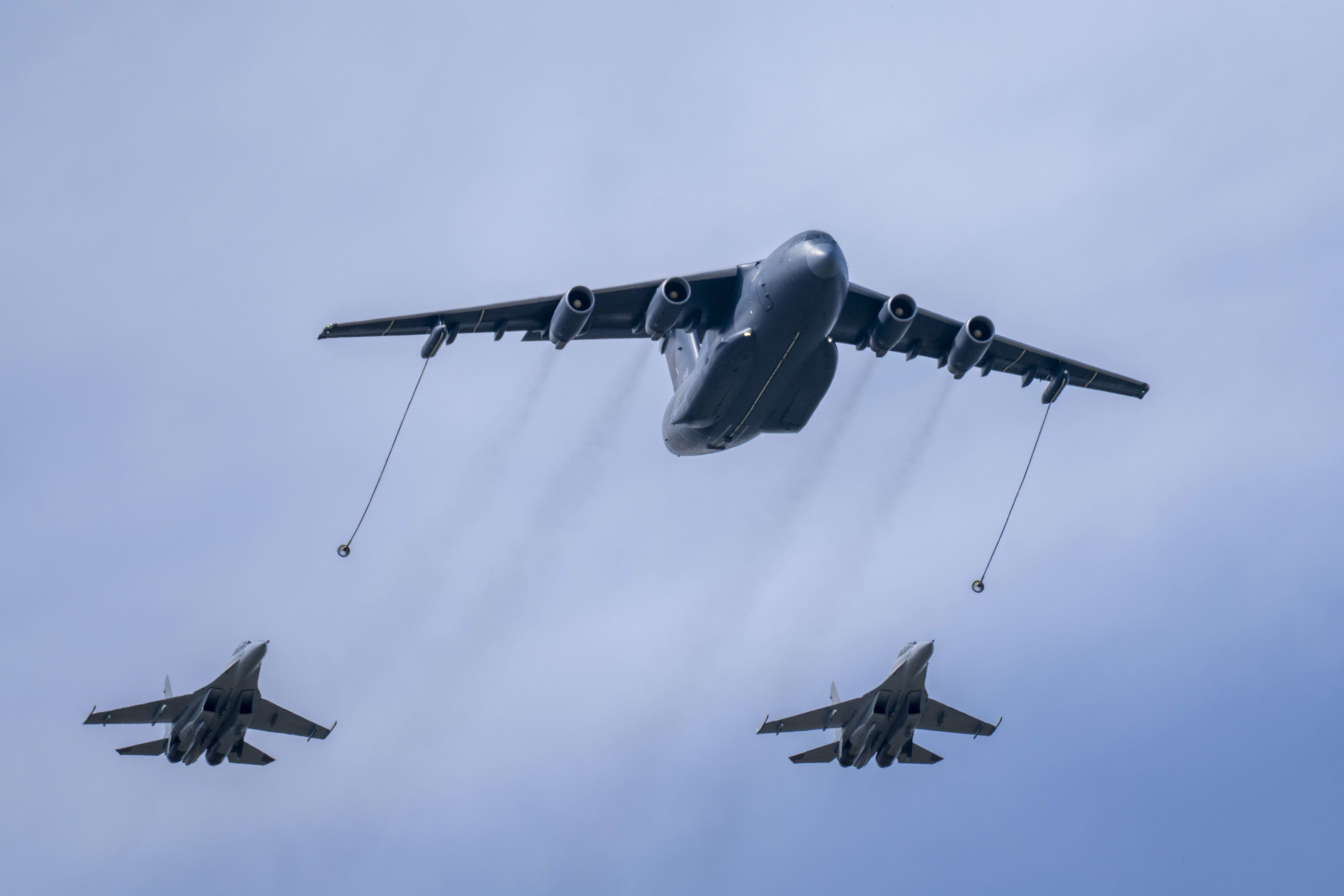 9月19日，在2025“空军航空开放活动·长春航空展”开幕式上，运油-20A单机和歼-16双机加油编队通场，人民网记者 唐宋摄。