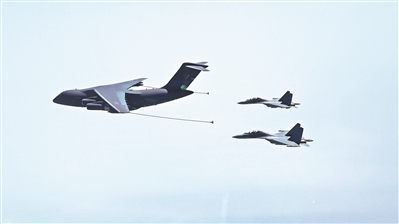 战机正在进行空中加油训练。作者提供