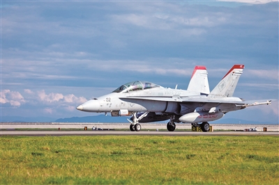 驻日美军部署至岩国基地的F/A-18D战斗机。