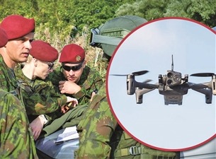 立陶宛军方人员操控无人机。