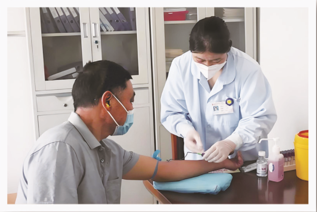 医务人员采集陈淑彬烈士侄子的DNA。莒县退役军人事务局提供