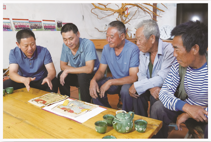 莒县退役军人事务局工作人员到陈淑彬烈士的亲属家中走访。