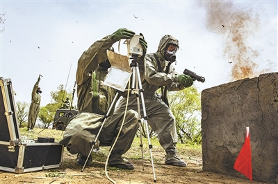 连日来,武警浙江总队机动支队开展防化训练。图为官兵对“染毒”地带进行侦检。余海洋摄