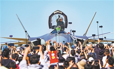 9月19日,2025年空军航空开放活动和长春航空展开幕。图为歼-20飞行员在完成表演后向观众挥手致意。胡尔根摄