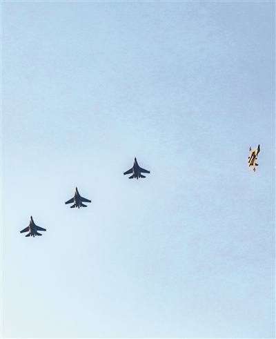 战机(右一)脱离编队,准备实施单机突防。