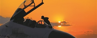 机务人员检查战机,做好夜间出动准备。