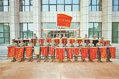 装步4连官兵展示连队获得的荣誉。张明哲摄