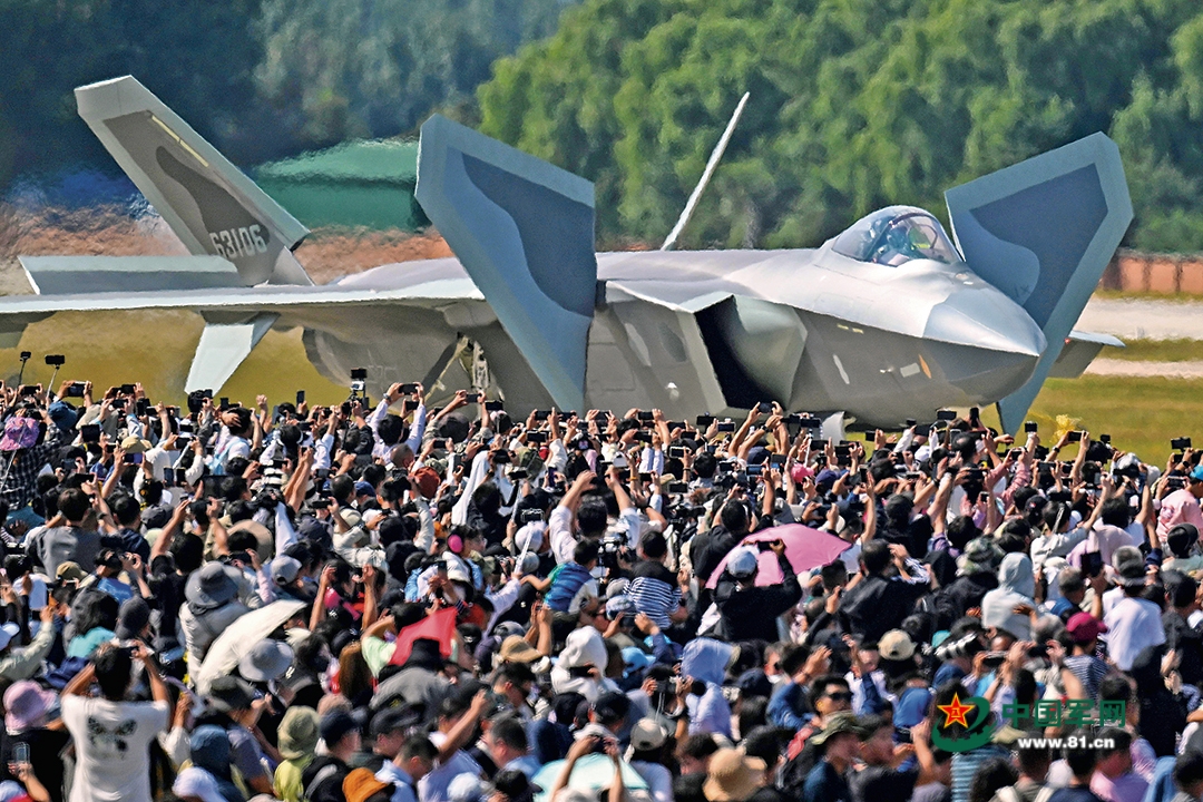 2025年空军航空开放活动和长春航空展上,歼-20飞机飞行表演归来,观众纷纷拍照留影。余红春摄