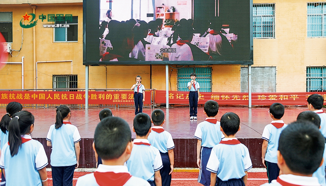 湖南省岳阳市军地开展国防教育进社区活动。张潇今摄