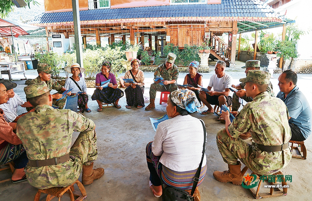 南部战区陆军某旅官兵走进边境村寨,向当地群众宣讲国防政策法规。朱  俊摄