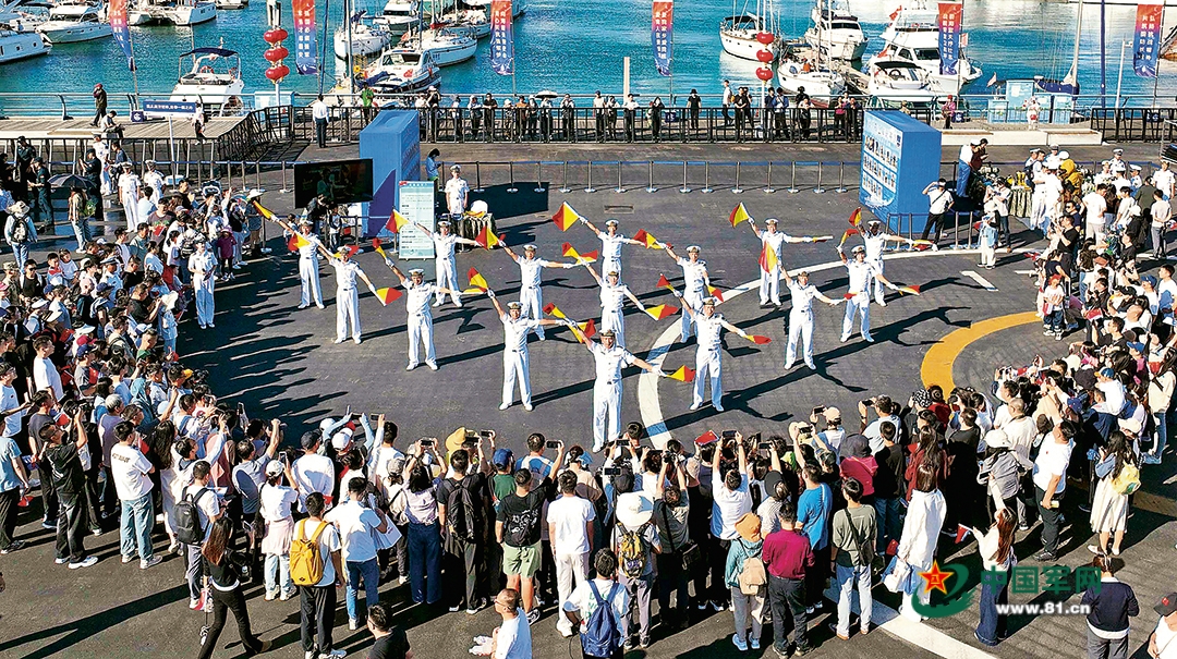 北部战区海军舰艇开放活动在青岛奥帆中心码头举行。图为官兵进行旗语展示。刘再耀摄