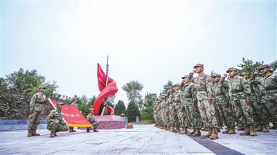 第82集团军某旅一营组织官兵面向战旗宣誓。李天文摄