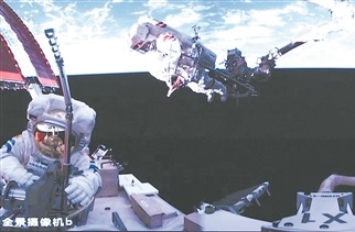 神舟二十号乘组航天员陈冬(左)与陈中瑞在空间站组合体舱外工作(资料照片)。新华社发
